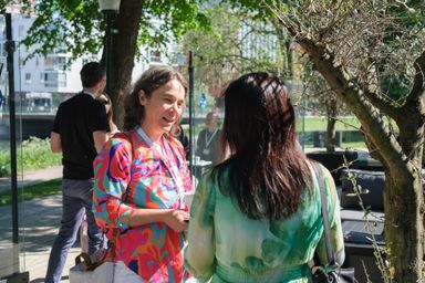 Two guests sharing a conversation during outdoor fika at myConf 2024.